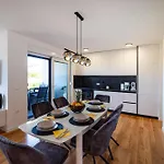 Rooftop Horizon Apartment *
