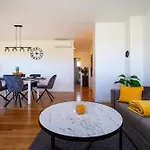 Rooftop Horizon Apartment