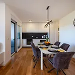 Rooftop Horizon Apartment *