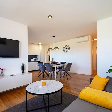 Rooftop Horizon Apartment *