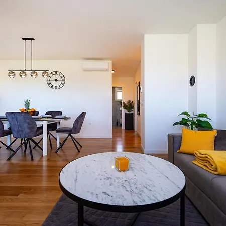 Rooftop Horizon Apartment