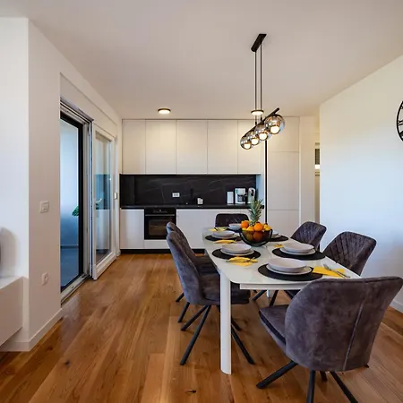 Rooftop Horizon Apartment *